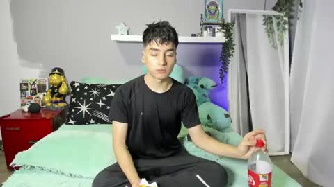 Snapshot of sebas_rosse chatting on 06.20.26 sebastian online show from 06.20.26