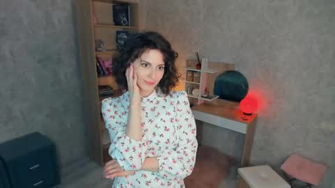 Snapshot of secret_des1res chatting on 05.18.26 Mia online show from 05.18.26
