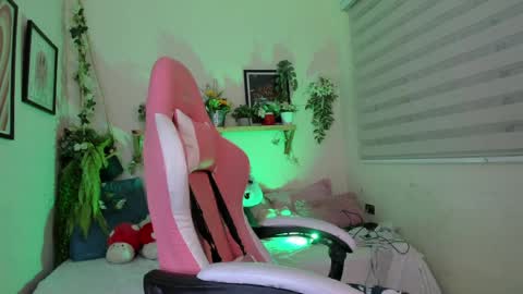 Snapshot of sejmet_5 chatting on 04.09.26 Yeyis online show from 04.09.26