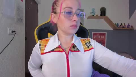 Snapshot of sejmet_5 chatting on 04.22.26 Yeyis online show from 04.22.26
