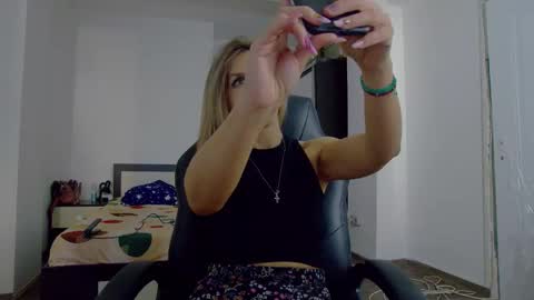 Snapshot of sellena_angel chatting on 10.30.25 sellena_angel online show from 10.30.25