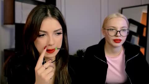 Snapshot of sendi_cais chatting on 10.17.25 Sendi online show from 10.17.25