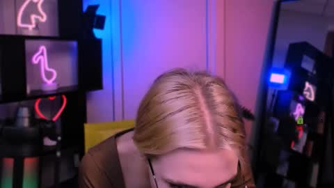 Snapshot of sendi_cais chatting on 11.28.25 Sendi online show from 11.28.25