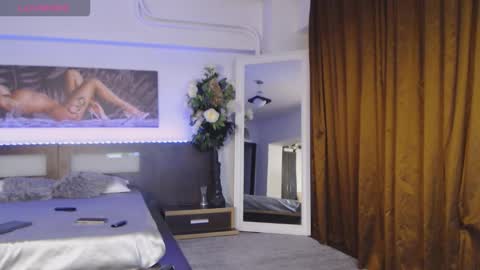 Snapshot of sensualhallie chatting on 10.17.25 Hallie online show from 10.17.25