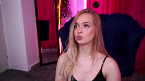 Snapshot of seraphicsin chatting on 12.16.24 Seraphine online show from 12.16.24