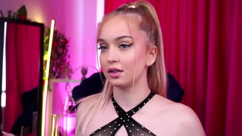 Snapshot of seraphicsin chatting on 12.19.24 Seraphine online show from 12.19.24