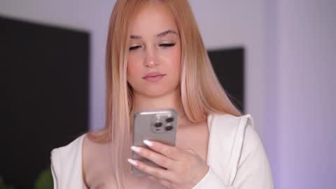 Snapshot of seraphicsin chatting on 02.02.25 Seraphine online show from 02.02.25