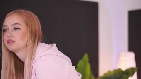 Snapshot of seraphicsin chatting on 02.02.25 Seraphine online show from 02.02.25