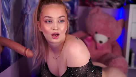 Snapshot of seraphicsin chatting on 02.15.25 Seraphine online show from 02.15.25