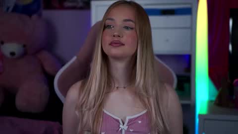 Snapshot of seraphicsin chatting on 02.17.25 Seraphine online show from 02.17.25