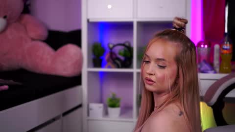 Snapshot of seraphicsin chatting on 02.17.25 Seraphine online show from 02.17.25