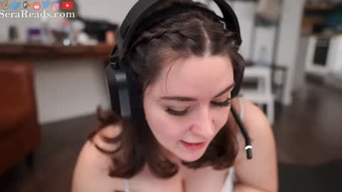 Snapshot of serareads chatting on 04.19.26 SeraReads online show from 04.19.26