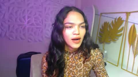 Snapshot of servicedoll18 chatting on 11.18.25 Bella online show from 11.18.25