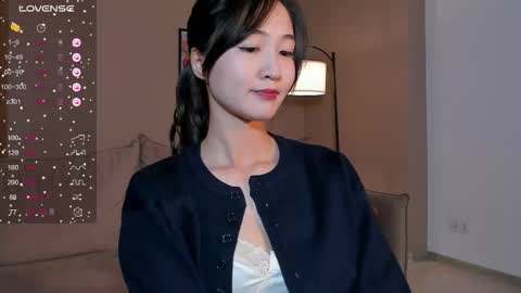 Snapshot of seulbi chatting on 10.13.25 Sana online show from 10.13.25