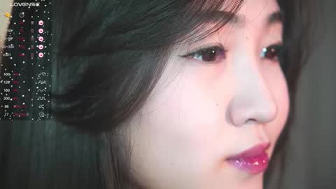 Snapshot of seulbi chatting on 11.21.25 Sana online show from 11.21.25