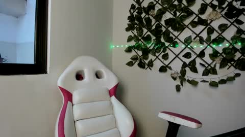 Snapshot of sexual_addiction chatting on 02.10.25 SARA online show from 02.10.25