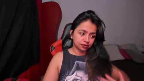 Snapshot of sexxyhot23 chatting on 03.18.26 LINDA online show from 03.18.26