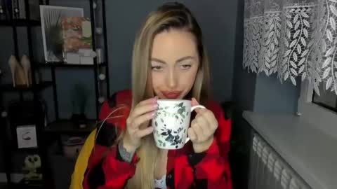 Snapshot of sexy_coralie chatting on 12.24.24 C o r a l i e online show from 12.24.24