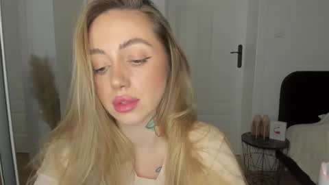 Snapshot of sexy_coralie chatting on 02.06.25 C o r a l i e online show from 02.06.25