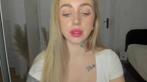 Snapshot of sexy_coralie chatting on 03.11.25 C o r a l i e online show from 03.11.25