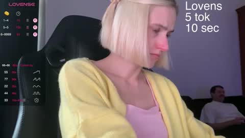 Snapshot of sexy_sweets chatting on 09.18.25 Sexy-Sweets online show from 09.18.25