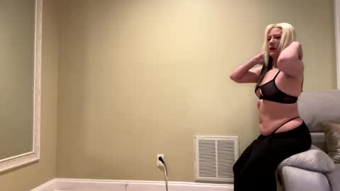 Snapshot of sexypiglet2728 chatting on 01.02.25 Sexypiglet2728 online show from 01.02.25