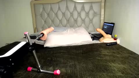 Snapshot of sexypum3 chatting on 02.15.25 naughty slut online show from 02.15.25