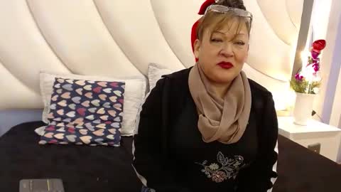 Snapshot of sexyymommy1 chatting on 12.02.25 Mary online show from 12.02.25