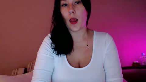 Snapshot of shakeit_good chatting on 10.05.25 Mila online show from 10.05.25