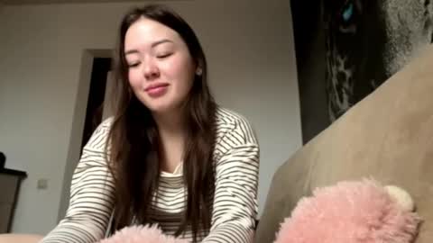 Snapshot of shakitaconnett chatting on 11.30.25 Hana online show from 11.30.25