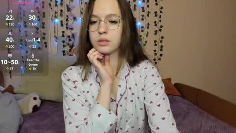 Snapshot of shalinamontana chatting on 10.19.25 Vivian online show from 10.19.25