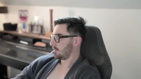 Snapshot of shape80 chatting on 11.08.25 frenchy boy online show from 11.08.25