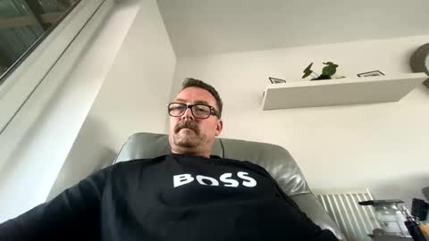 Snapshot of sharksboy16 chatting on 10.05.25 Sharksboy online show from 10.05.25