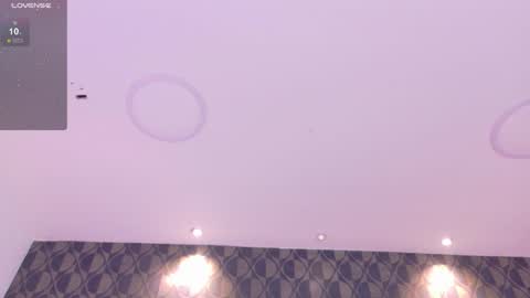 Snapshot of sharomross chatting on 12.21.24 Sharom online show from 12.21.24