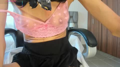 Snapshot of shary_leon_ chatting on 04.22.26 shary_leon_ online show from 04.22.26
