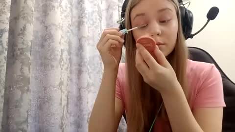 Snapshot of sherrylkeep chatting on 12.17.25 Lisa online show from 12.17.25