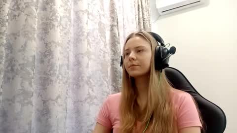 Snapshot of sherrylkeep chatting on 12.18.25 Lisa online show from 12.18.25