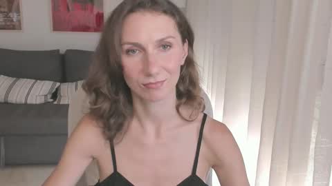 Snapshot of shesleepsnaked chatting on 10.01.25 shesleepsnaked online show from 10.01.25