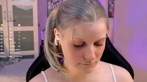 help me reach my first 25 thumbs up online show from 11.21.25