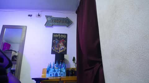 Snapshot of shining_star69 chatting on 10.15.25 shining_star69 online show from 10.15.25