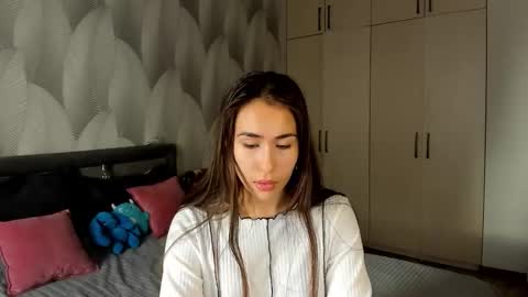 Snapshot of shy_bambiii chatting on 09.21.25 Mika online show from 09.21.25