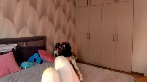 Snapshot of shy_bambiii chatting on 11.01.25 Mika online show from 11.01.25