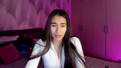 Snapshot of shy_bambiii chatting on 11.04.25 Mika online show from 11.04.25