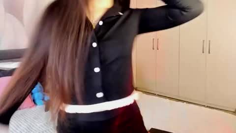 Snapshot of shy_bambiii chatting on 11.19.25 Mika online show from 11.19.25