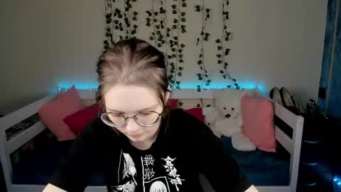 Snapshot of shy_elina01 chatting on 10.13.25 shy_elina01 online show from 10.13.25