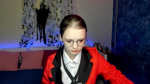 Snapshot of shy_elina01 chatting on 10.31.25 shy_elina01 online show from 10.31.25