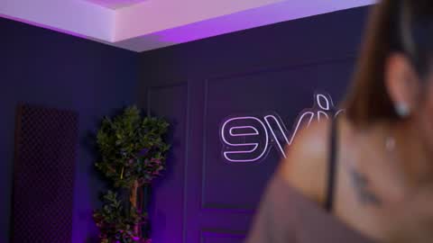 Snapshot of siennaruh chatting on 11.29.25 Sienna online show from 11.29.25