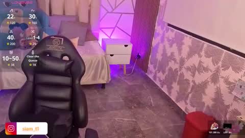 Snapshot of siiam_tay chatting on 10.31.25 Siiam Tay online show from 10.31.25