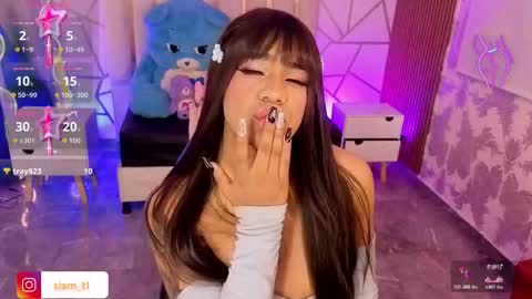 Snapshot of siiam_tay chatting on 11.13.25 Siiam Tay online show from 11.13.25