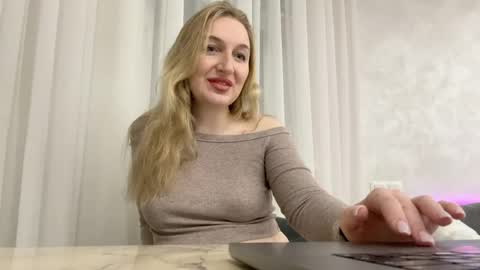 Snapshot of silkyvera chatting on 04.11.26 silkyvera online show from 04.11.26